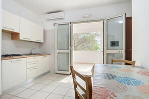 Fridge, stovetop, cookware/dishes/utensils - Apartment 'Sabbia d'oro, 509' with Shared Pool and Wi-Fi (Scialara)