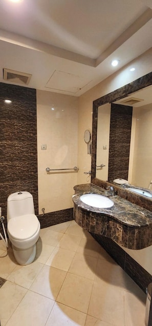 Quadruple Room | Bathroom