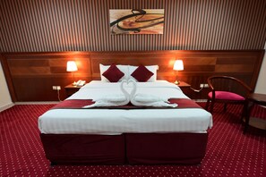 Double Room | Premium bedding, in-room safe, blackout drapes, bed sheets