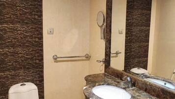 Shower, rainfall showerhead, free toiletries, hair dryer