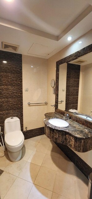 Shower, rainfall showerhead, free toiletries, hair dryer - Wefaq Al-Mashaer Hotel (Makkah)