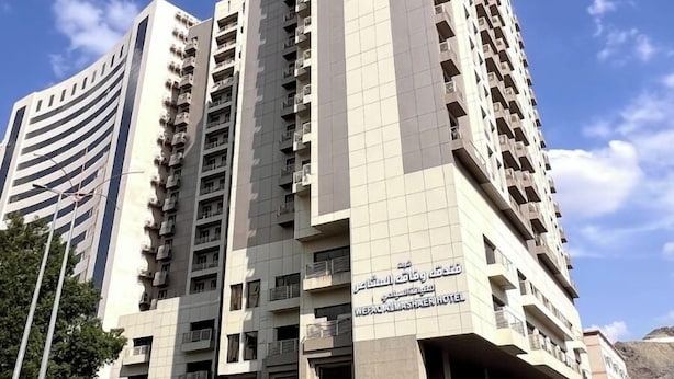 A multi-story hotel with a prominent entrance and balconies. - Wefaq Al-Mashaer Hotel (Makkah)
