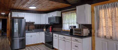 Kylskåp, mikrovågsugn, kaffe- och tebryggare och brödrost