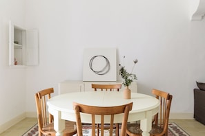 Apartment, 1 Queen Bed with Sofa bed, City View | Dining room