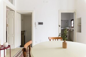 Apartment, 1 Queen Bed with Sofa bed, City View | Dining room