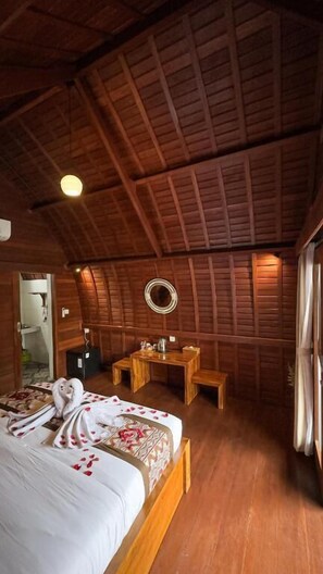Premium bedding, free minibar, desk, laptop workspace