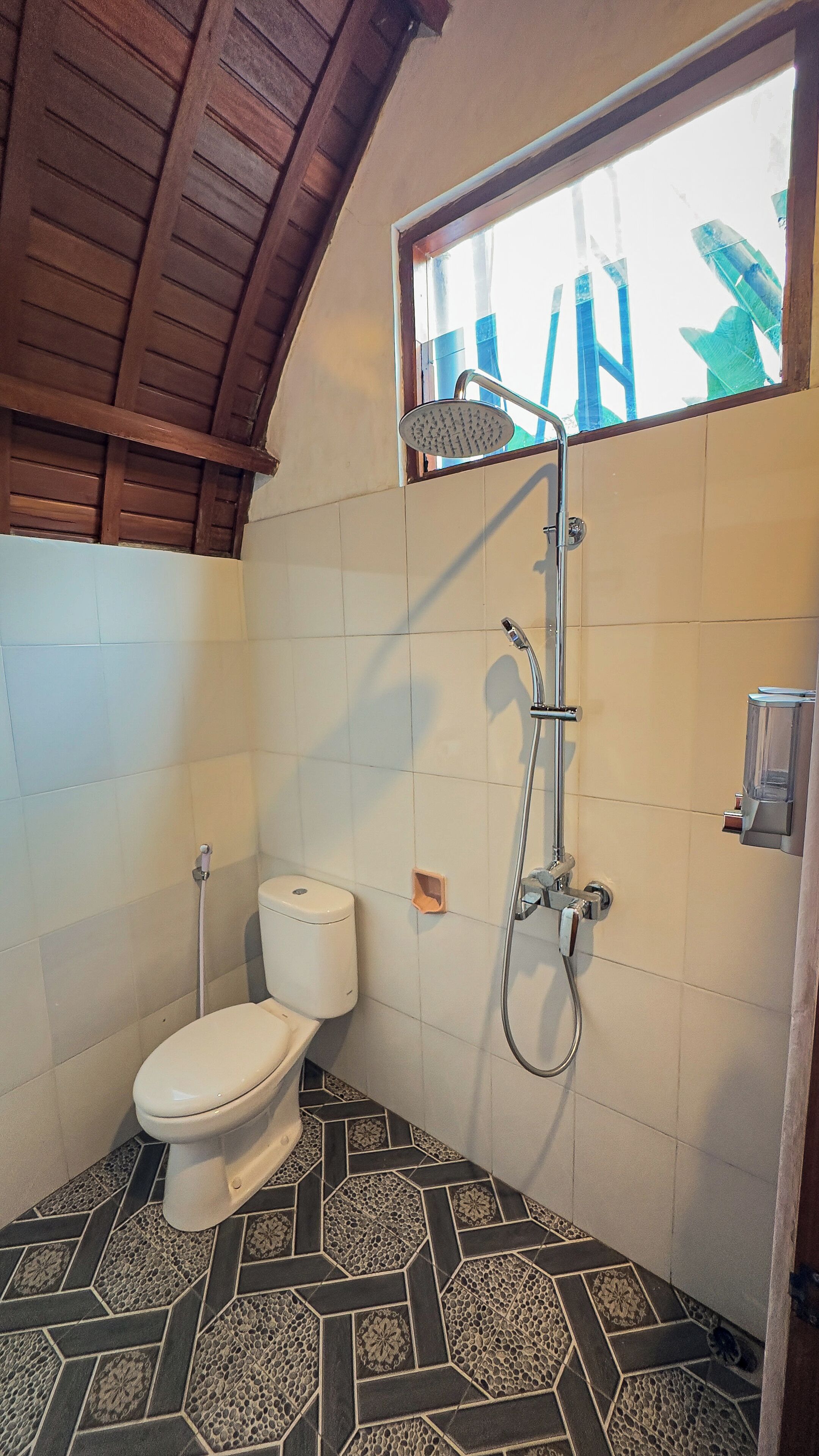 Dubbelrum - kök - utsikt mot innergården | Badrum | Dusch, gratis toalettartiklar, hårtork och handdukar