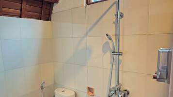 Dubbelrum - kök - utsikt mot innergården | Badrum | Dusch, gratis toalettartiklar, hårtork och handdukar