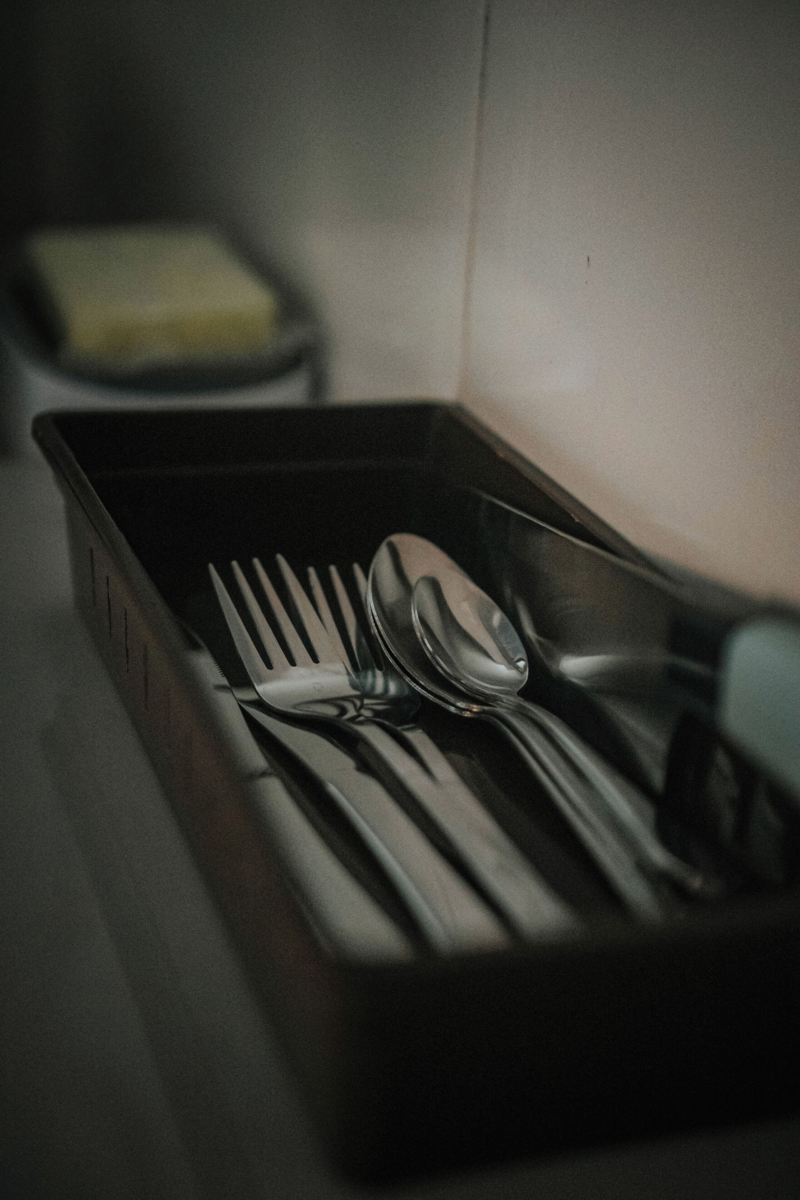 Una bandeja con un tenedor, una cuchara y un cuchillo.