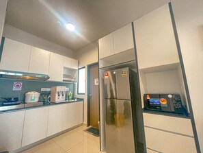 Réfrigérateur, micro-ondes, plaque de cuisson, chaise haute