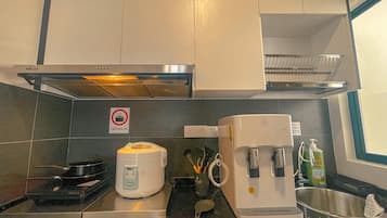 Refrigerador, microondas, parrilla de estufa y periquera