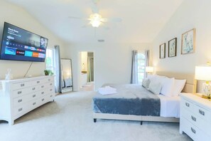 3 bedrooms, iron/ironing board, travel cot, WiFi - Salty Tide Getaway | Nightlife, Pool, Play, Beach (Palm Harbor)