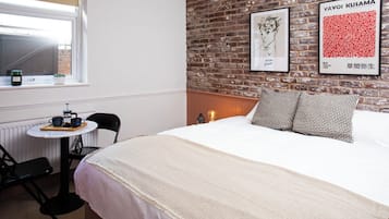 9 bedrooms, iron/ironing board, WiFi, bed sheets