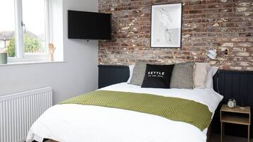 9 bedrooms, iron/ironing board, WiFi, bed sheets