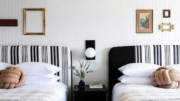 Tabla de planchar con plancha, wifi gratis y ropa de cama