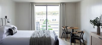 Bluebird Ocean Point Inn | Deluxe Double Queen | with Seasonal Outdoor Pool