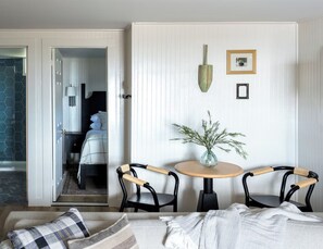 Een strijkplank/strijkijzer, gratis wifi, beddengoed