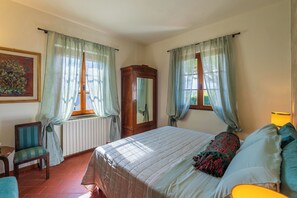 4 chambres, fer et planche à repasser
