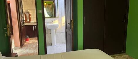 Bügeleisen/Bügelbrett, WLAN, Bettwäsche