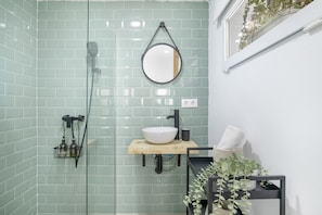Shower, towels
