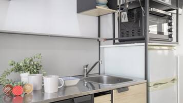 Geladeira, micro-ondas, fogão, cooktop