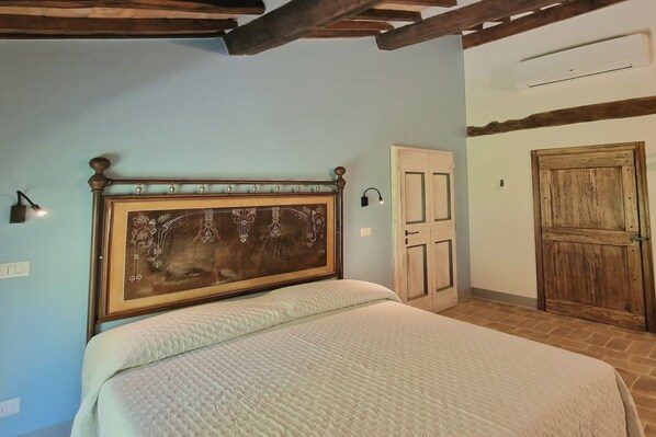 8 bedrooms, iron/ironing board, free WiFi, bed sheets