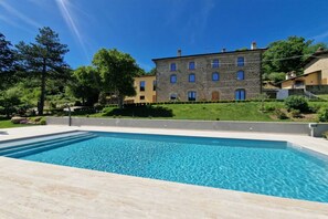 Una piscina al aire libre