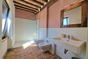 Douche, sèche-cheveux, bidet, serviettes fournies