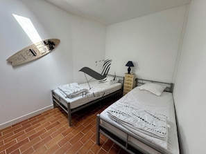 2 chambres, fer et planche à repasser