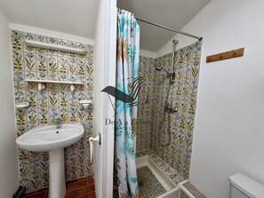 Douche, sèche-cheveux, papier toilette