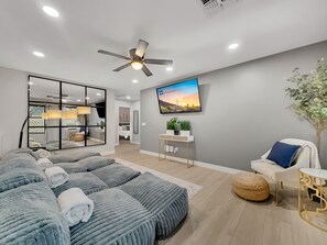 4 habitaciones, escritorio, tabla de planchar con plancha y wifi gratis 