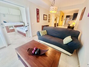 Tabla de planchar con plancha, wifi gratis y ropa de cama 