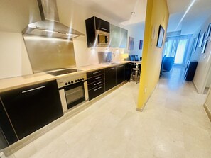 Frigorífico, microondas, horno y lavavajillas