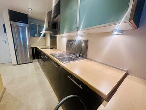 Kühlschrank, Mikrowelle, Ofen, Geschirrspüler