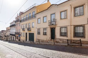 Front of property - Eighteen21 Houses - Casa de São Domingos (Lisbon)