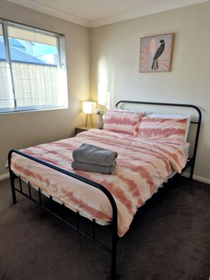 Tabla de planchar con plancha, wifi y ropa de cama 