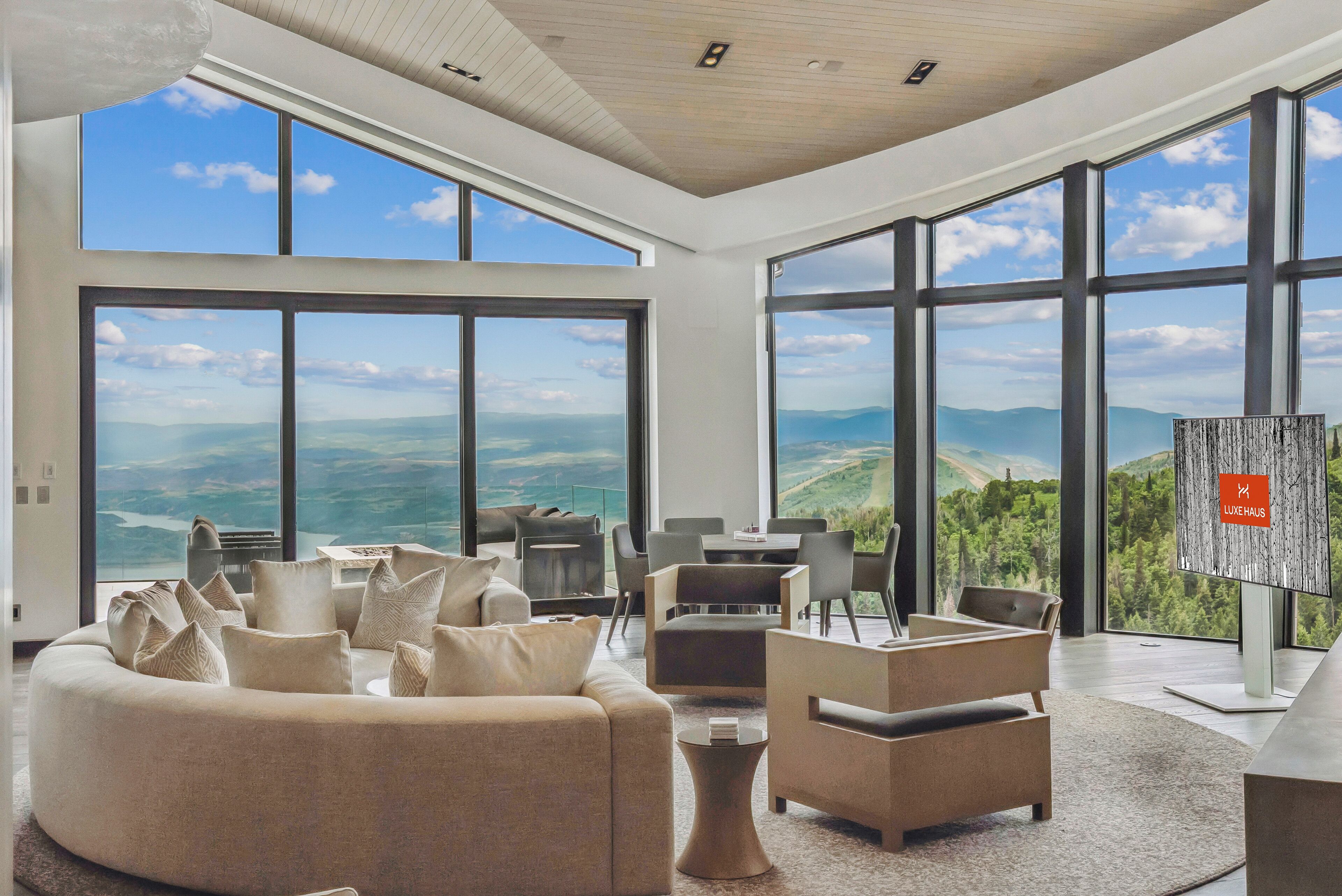 Televisor intel·ligent, llar de foc, videojocs i futbolí 