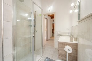Shower, towels