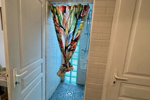 Regadera y toallas 