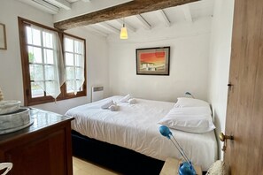 2 bedrooms, travel cot