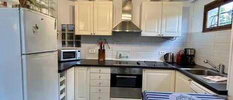 Microwave, dishwasher, coffee/tea maker, toaster