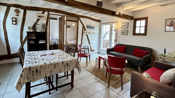 A room with a dining table, chairs, a sofa, and a fireplace. - 🏡 Chez Tata - Authentic vacation home in the heart of Le Crotoy (Le Crotoy)