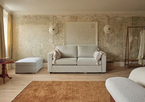 Interior - Elegant Georgian townhouse in Margate with spacious bedrooms, luxury bathrooms, a cinema room, and a private courtyard. A short walk to Margate beaches and Old Town. Perfect for families, business stays, and group getaways. Sleeps 11 in style. (Margate)