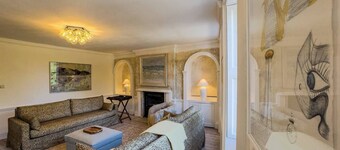 Elegant Georgian Townhouse in Margate with spacious bedrooms, a luxury bathroom, a cinema room, and a private courtyard. A short walk to Margate beaches, Old Town,  Perfect for families, business stays, and group getaways.