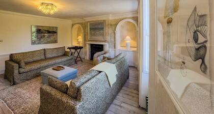 Elegant Georgian Townhouse in Margate with spacious bedrooms, a luxury bathroom, a cinema room, and a private courtyard. A short walk to Margate beaches, Old Town, Perfect for families, business stays, and group getaways.