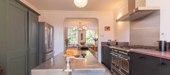 Elegant Georgian Townhouse in Margate with spacious bedrooms, a luxury bathroom, a cinema room, and a private courtyard. A short walk to Margate beaches, Old Town, Perfect for families, business stays, and group getaways.
