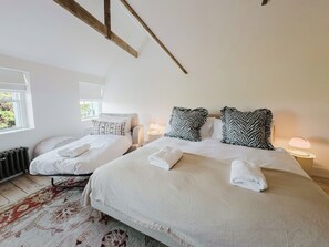 3 bedrooms, desk, iron/ironing board, free WiFi