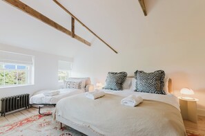 3 bedrooms, desk, iron/ironing board, free WiFi