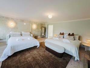 3 quartos, escrivaninha, ferros/tábuas de passar roupa