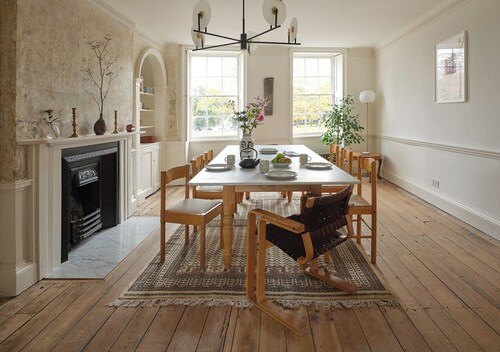 Elegant Georgian townhouse in Margate with spacious bedrooms, luxury bathrooms, a cinema room, and a private courtyard. A short walk to Margate beaches and Old Town. Perfect for families, business stays, and group getaways. Sleeps 11 in style.